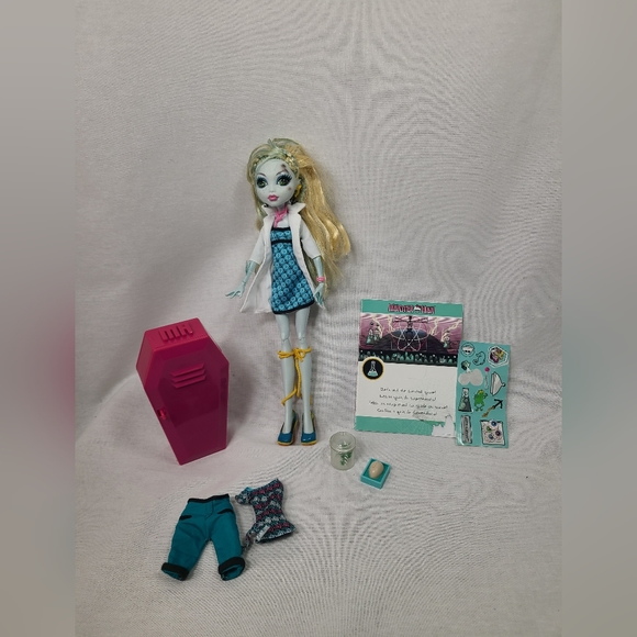 Monster High Lagoona Blue Mad Science Doll Mattel 2011 Has a dye mark on face - Picture 1 of 11